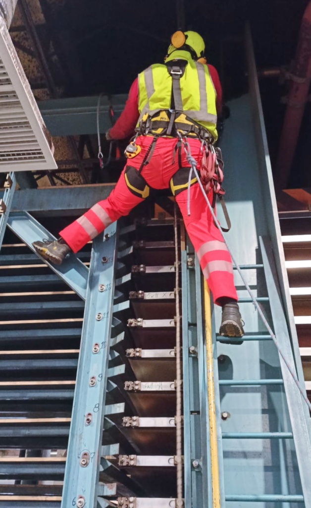 Монтаж СИЗ втягивающего типа для подъема на оборудование Монтаж СИЗ втягивающего типа для подъема на оборудование