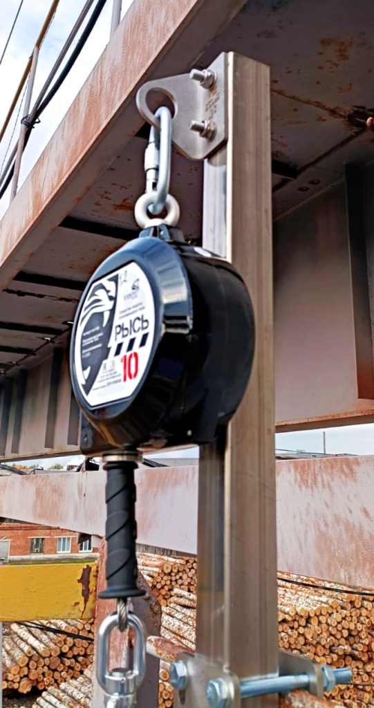 СИЗ втягивающего типа на консоли для безопасного подъема по лестнице СИЗ втягивающего типа на консоли для безопасного подъема по лестнице