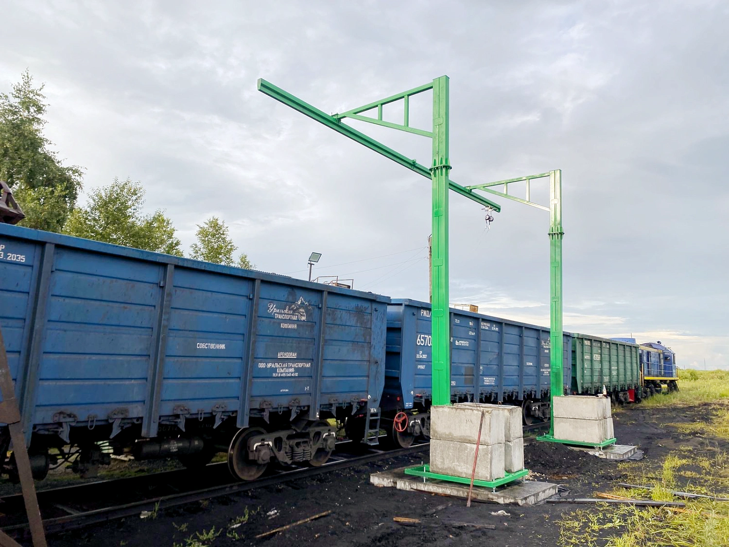 Противовесная страховочная система для работы на железнодорожных вагонах