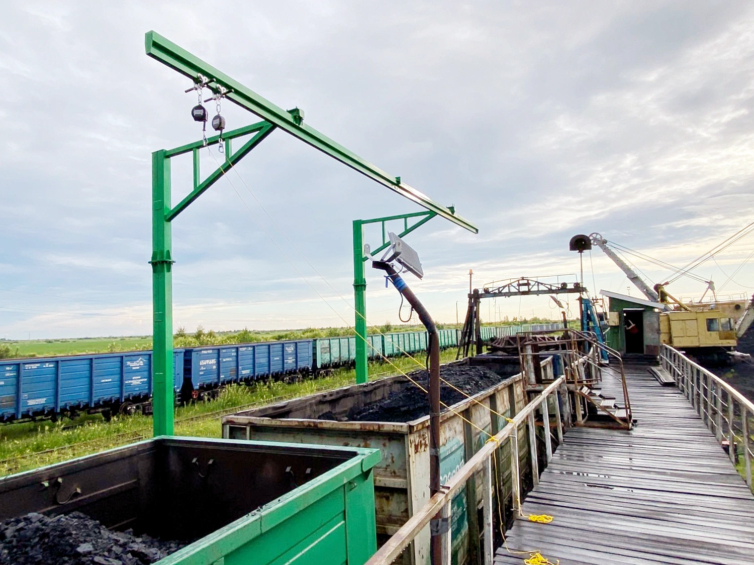 Противовесная страховочная система для работы на железнодорожных вагонах