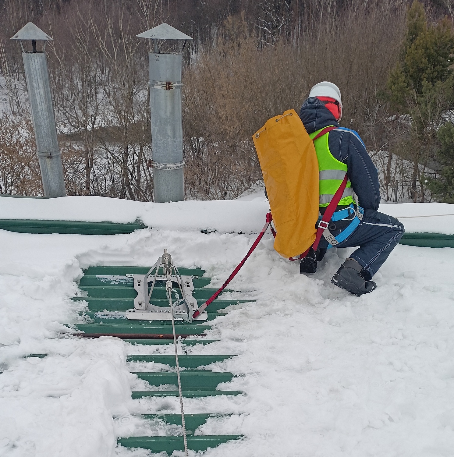 Гибкие анкерные линии на кровле из профлиста