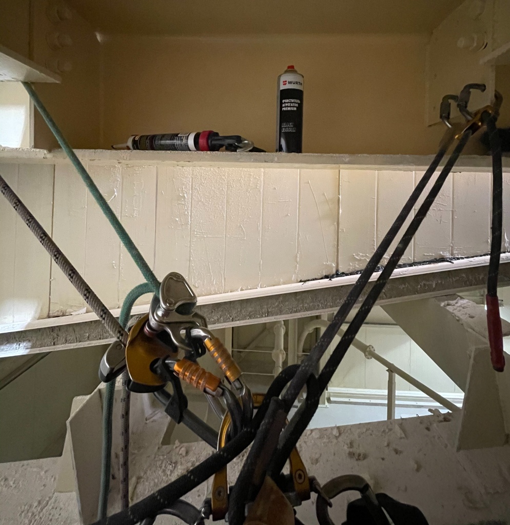 стальные карабины для работ на высоте