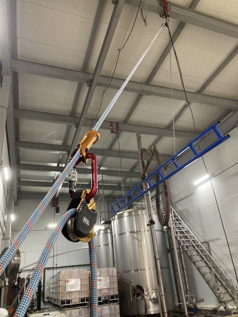 Монтаж жесткой анкерной линии AlpSafe TRUSSED RAILS