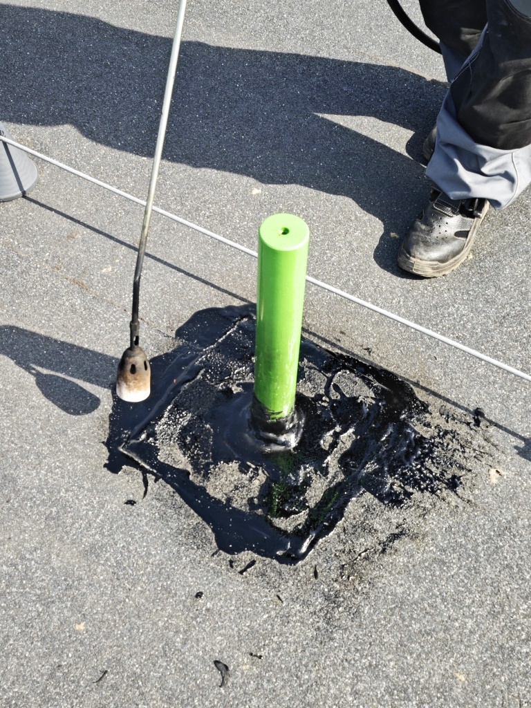 Установка анкерного столба с гидроизоляцией кровли