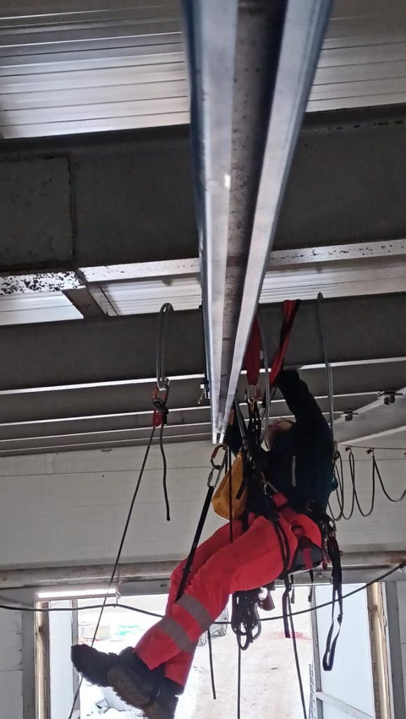 Монтаж жесткой анкерной линии AlpSafe TRUSSED RAILS