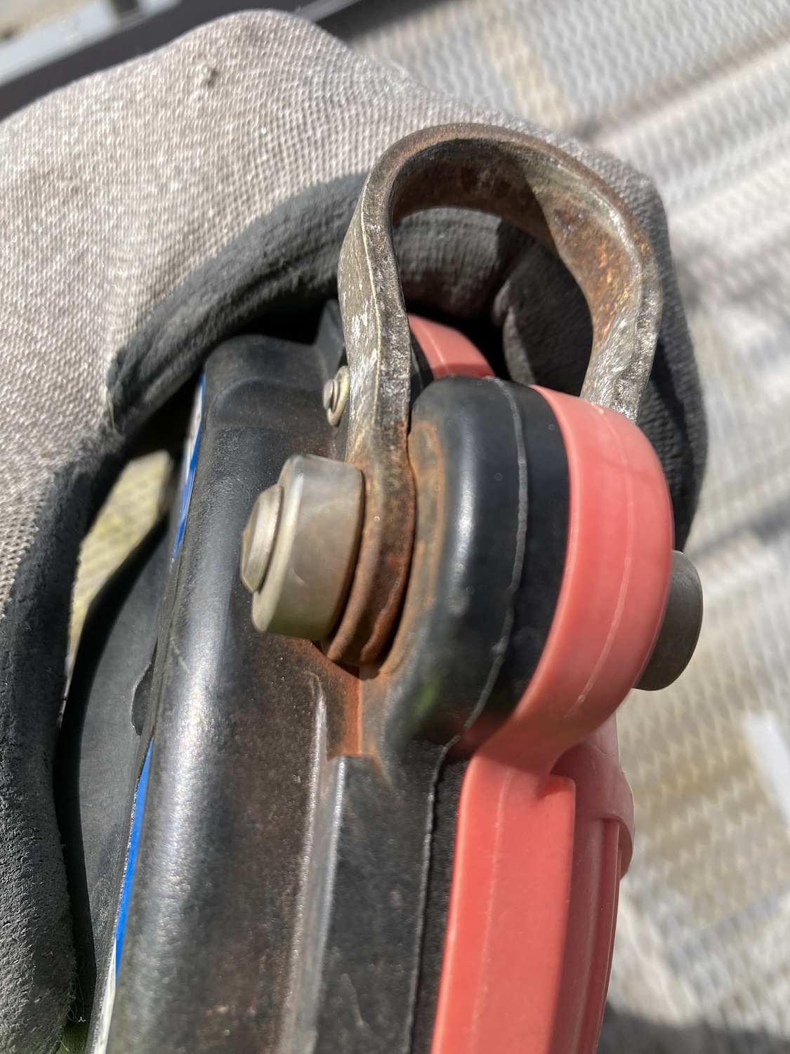 Периодический осмотр СИЗ от падения с высоты: типовые повреждения