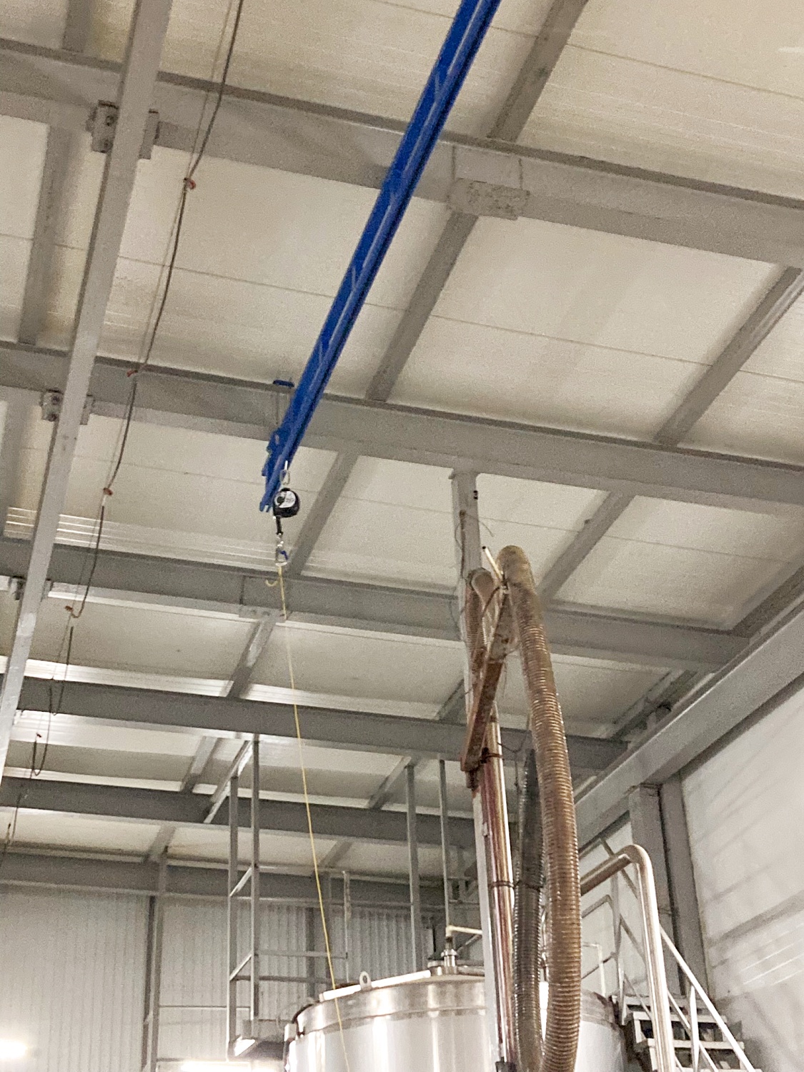 Жесткие горизонтальные анкерные линии (ЖАЛ) для зищиты сотрудников мясоперерабатывающего завода от падения с высоты 