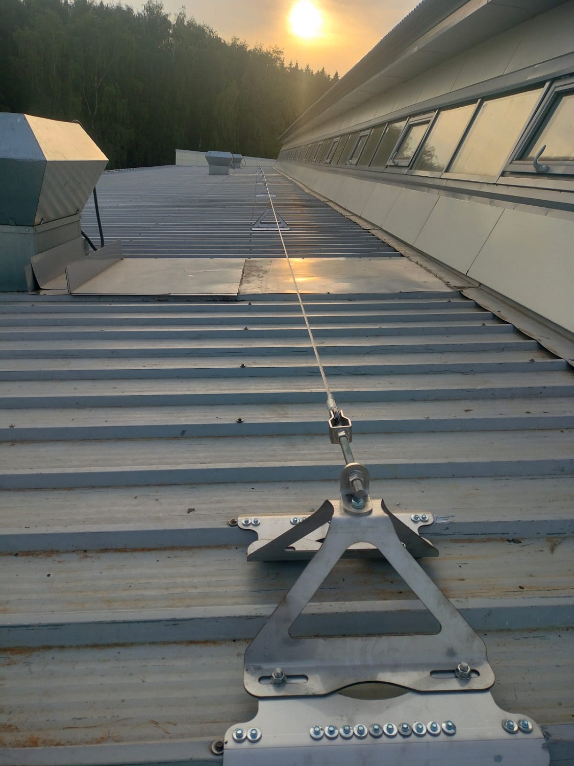 Стационарные гибкие анкерные линии AlpSafe Flex для работы на кровле