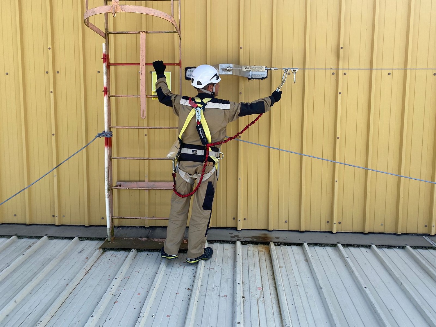 Анкерные линии по коньку кровли: опыт реализации проекта