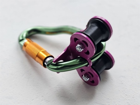 Ролик GURU TRECK V2 с карабином GURU GRASS TWIST-LOCK