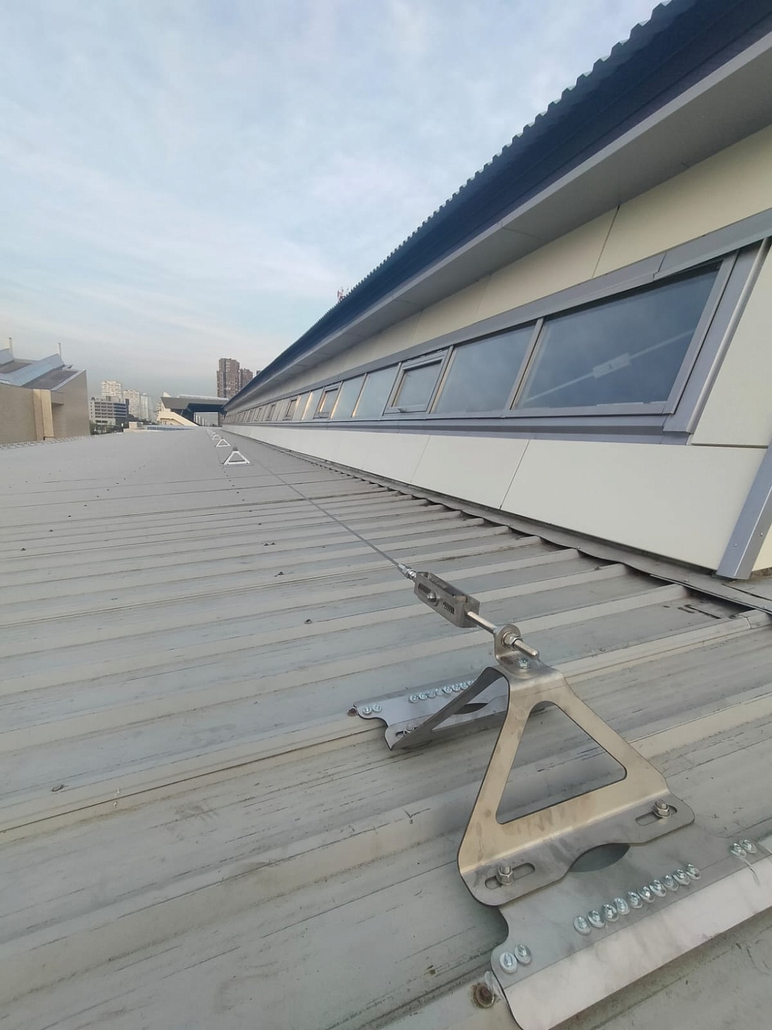 Стационарные гибкие анкерные линии AlpSafe Flex для работы на кровле