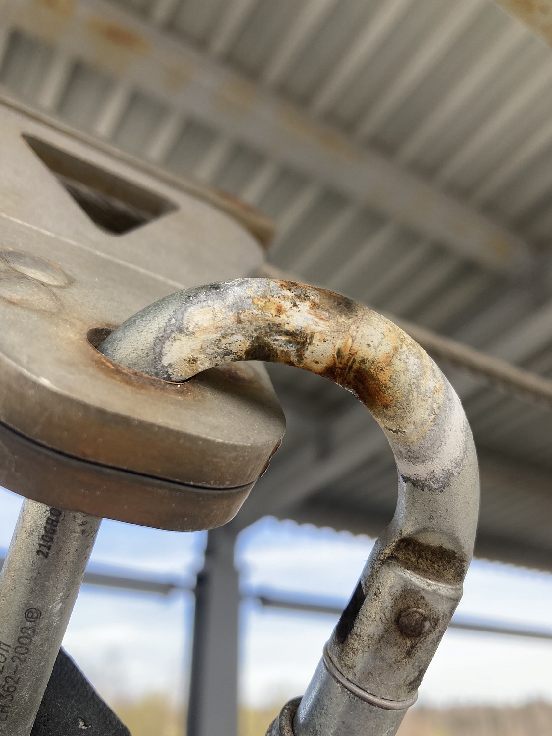 Периодический осмотр СИЗ от падения с высоты: типовые повреждения