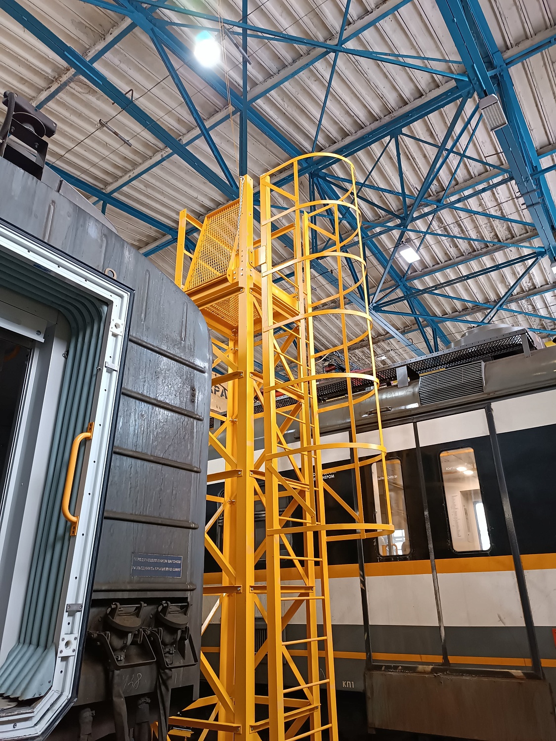 Анкерные устройства типа D и площадки подъема в моторвагонном депо Подмосковья